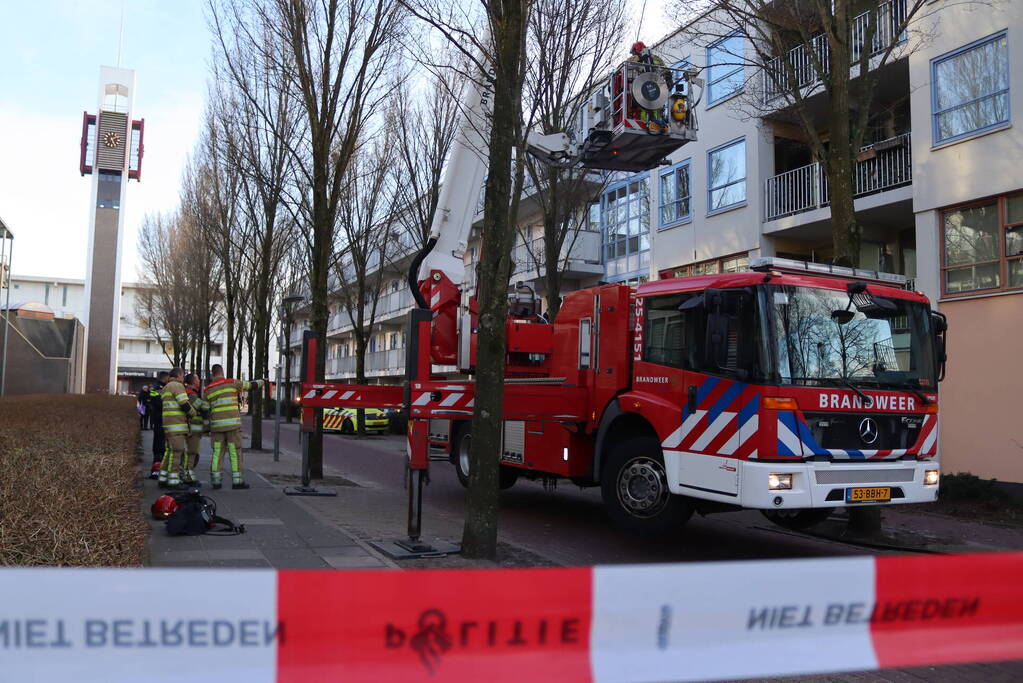 Containers vliegen in brand in flatgebouw