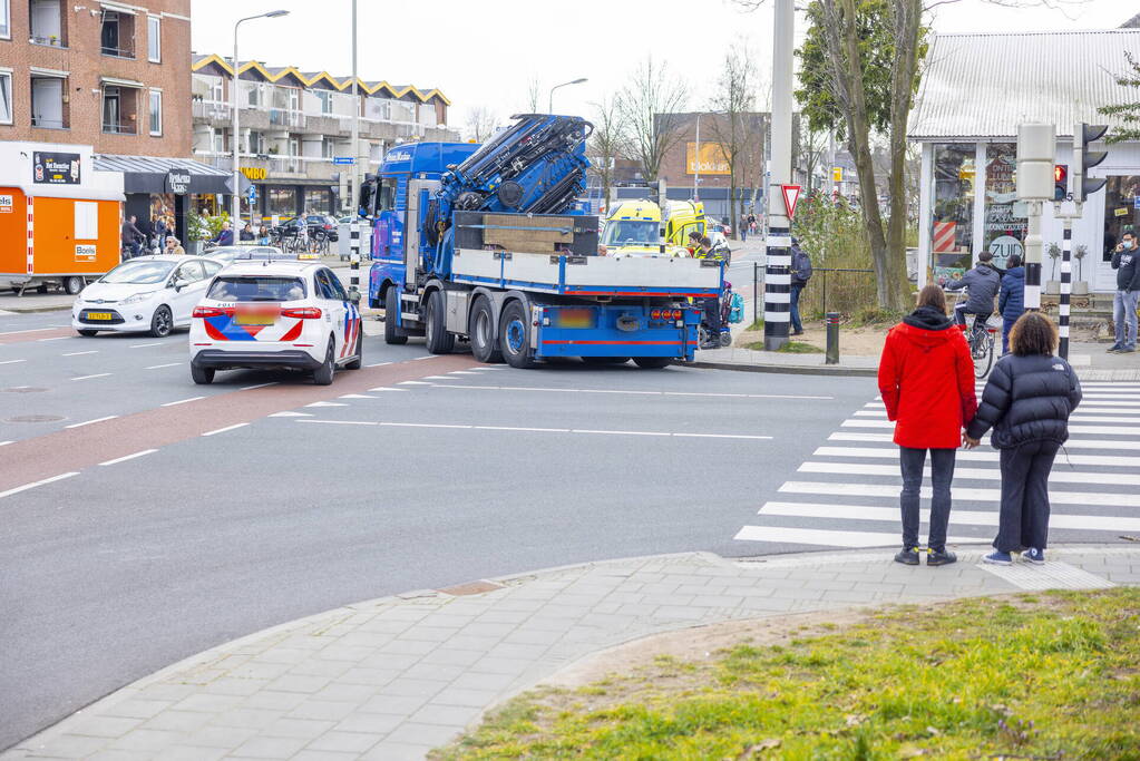 Persoon op scootmobiel aangereden door vrachtwagen