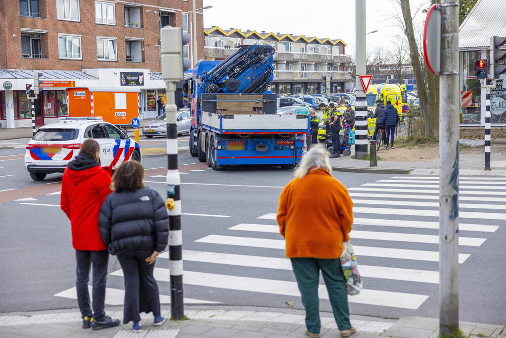 Persoon op scootmobiel aangereden door vrachtwagen