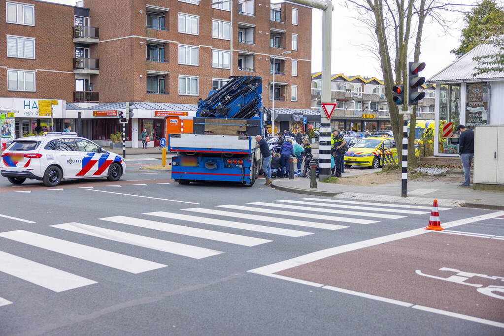 Persoon op scootmobiel aangereden door vrachtwagen