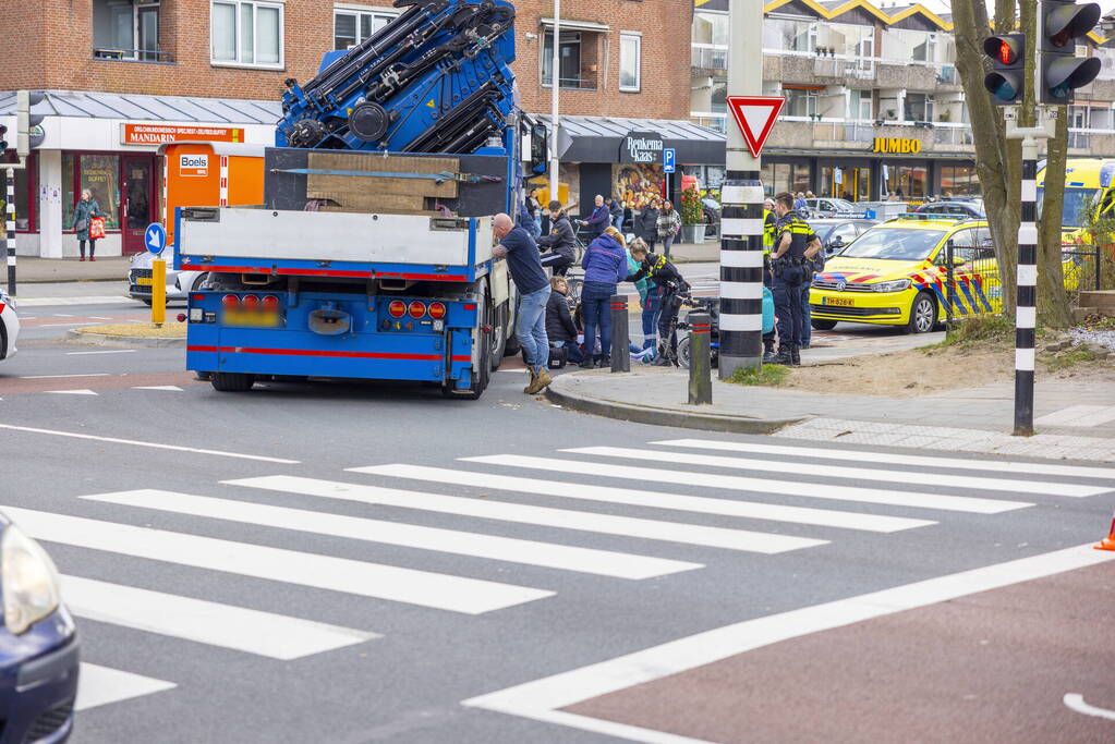 Persoon op scootmobiel aangereden door vrachtwagen