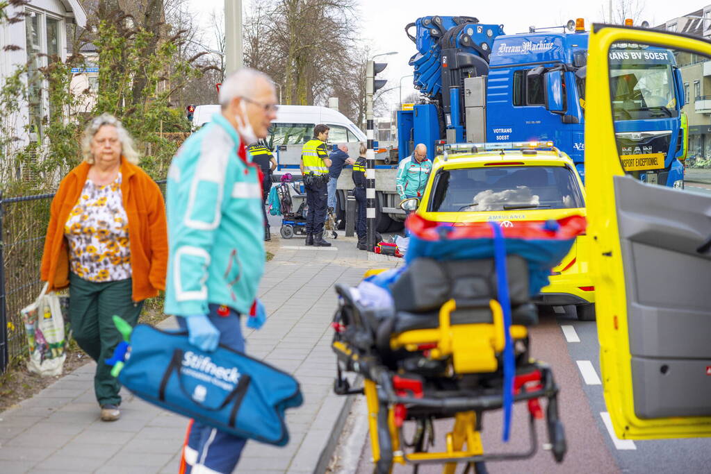 Persoon op scootmobiel aangereden door vrachtwagen