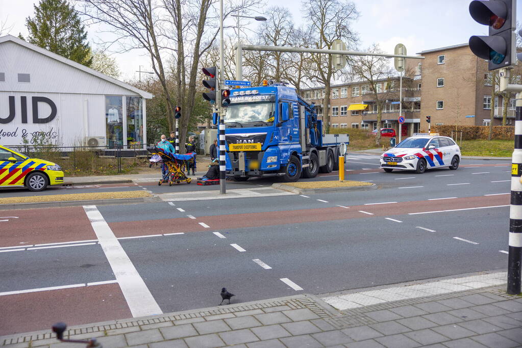 Persoon op scootmobiel aangereden door vrachtwagen