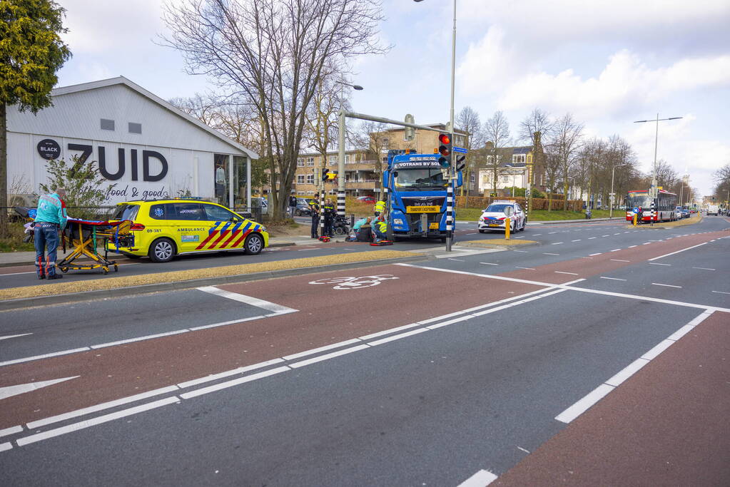 Persoon op scootmobiel aangereden door vrachtwagen