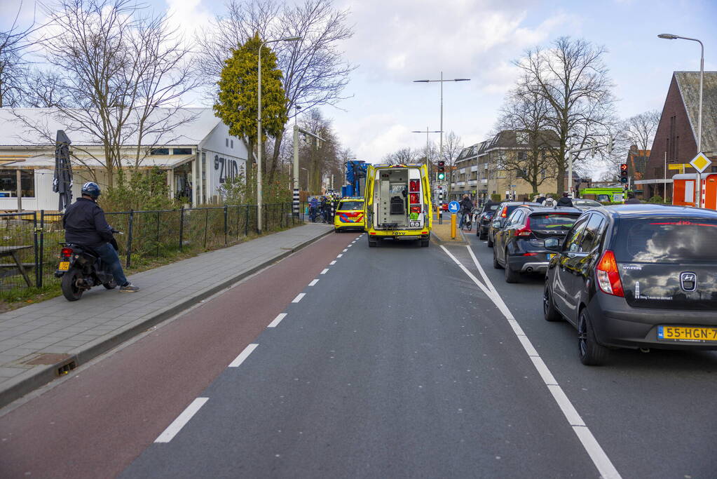 Persoon op scootmobiel aangereden door vrachtwagen