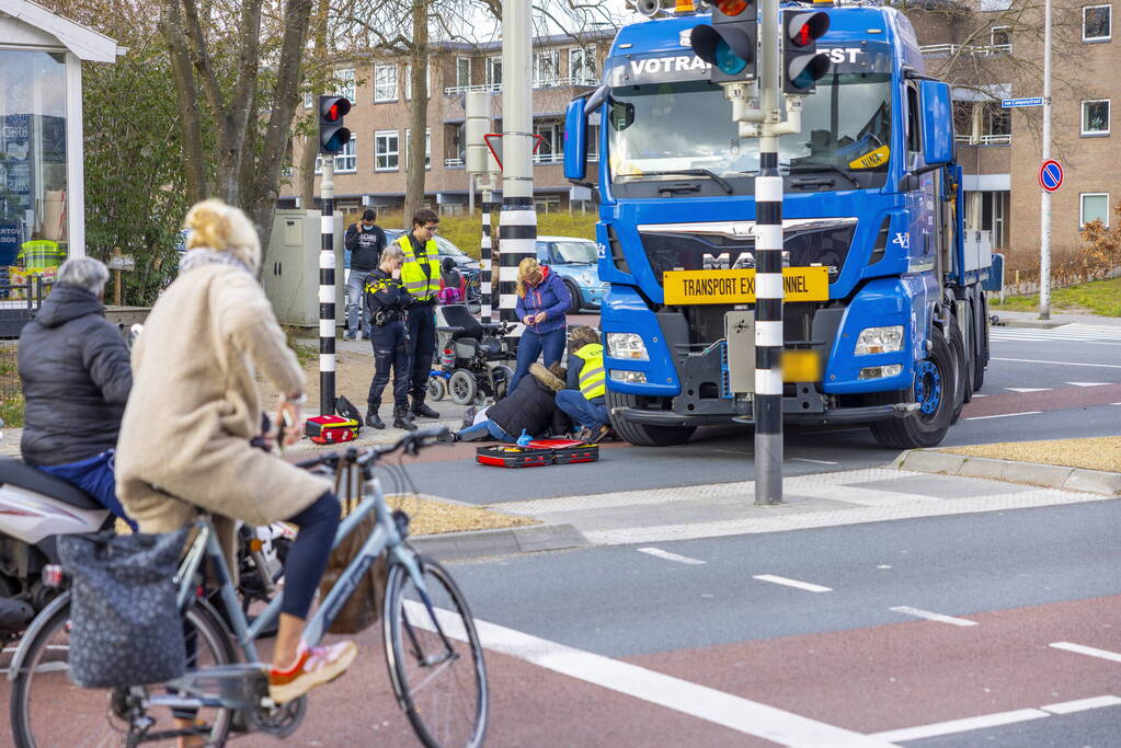 Persoon op scootmobiel aangereden door vrachtwagen