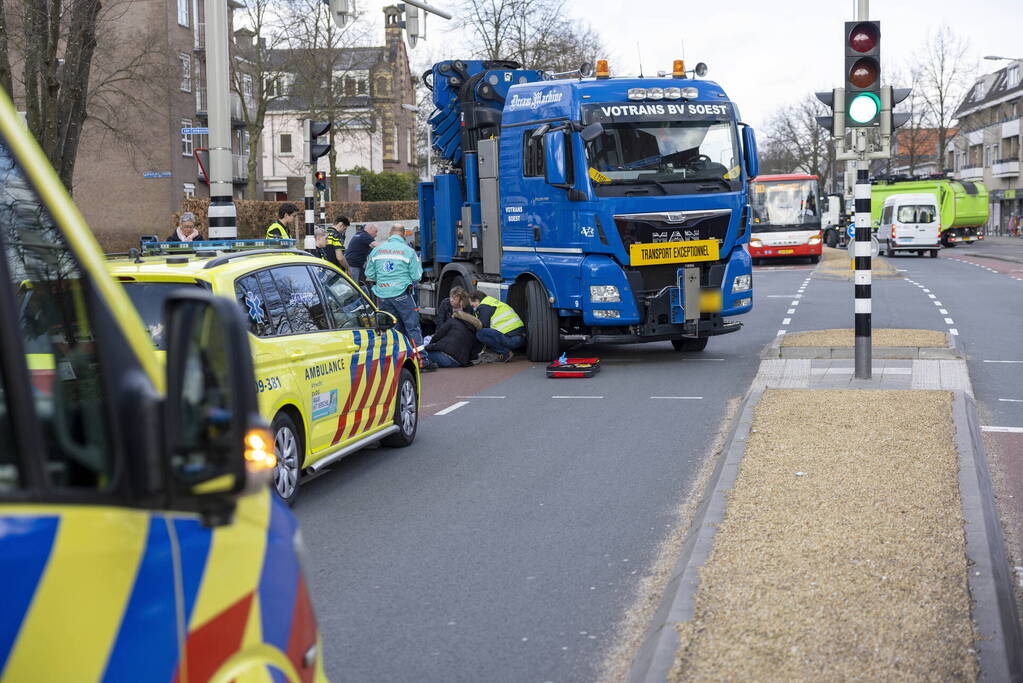 Persoon op scootmobiel aangereden door vrachtwagen