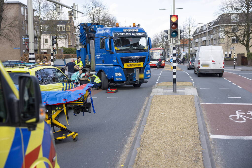 Persoon op scootmobiel aangereden door vrachtwagen