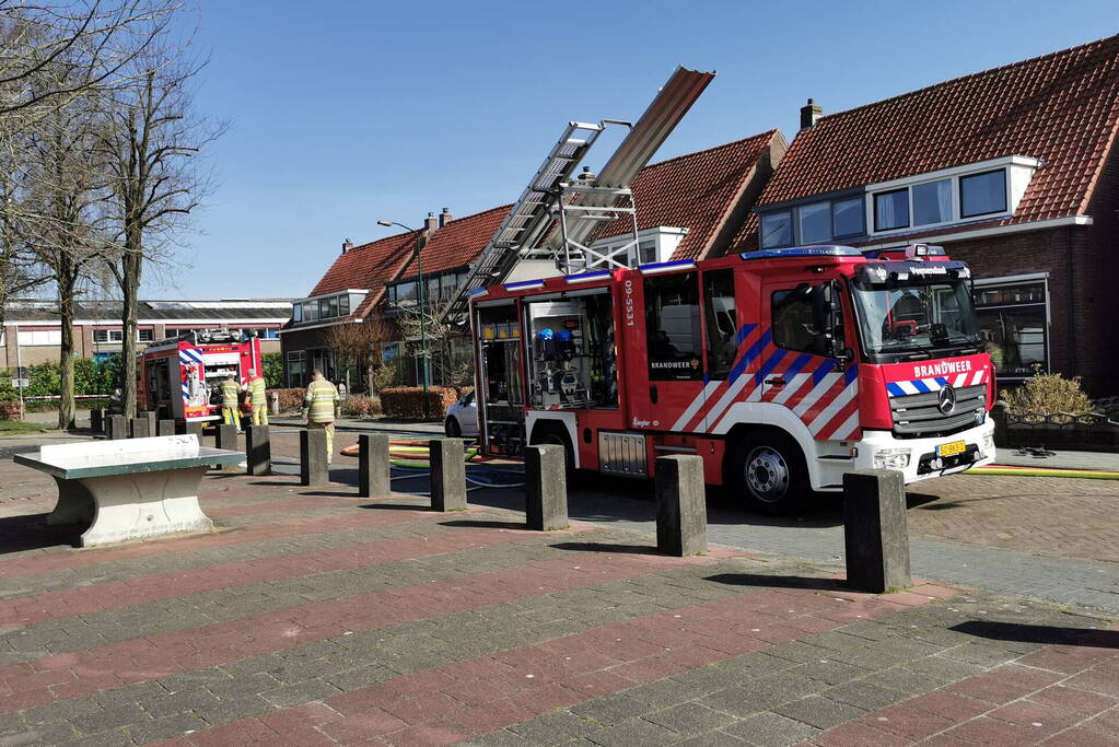 Brand legt schuur achter woning in de as