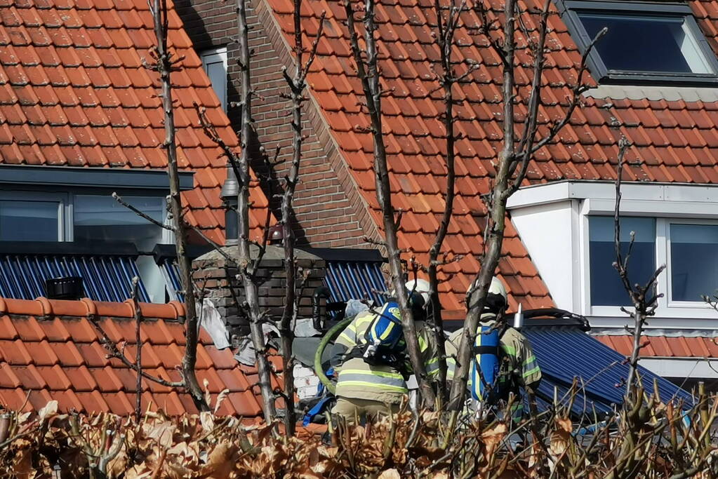 Brand legt schuur achter woning in de as