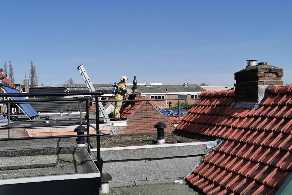 Brand legt schuur achter woning in de as