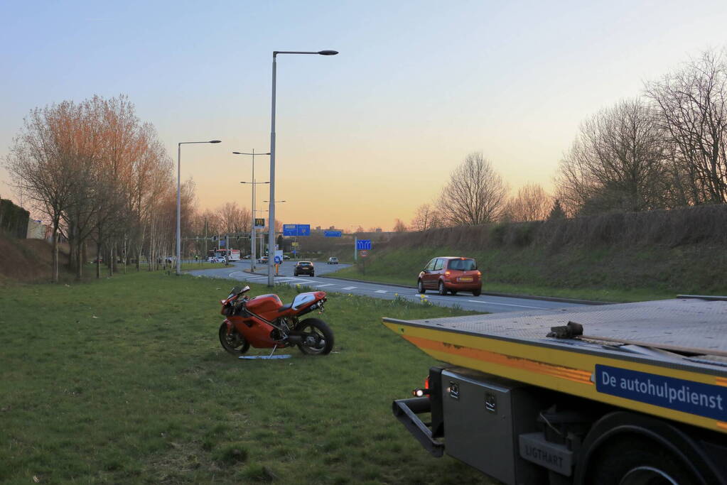 Motorrijder ernstig gewond na valpartij