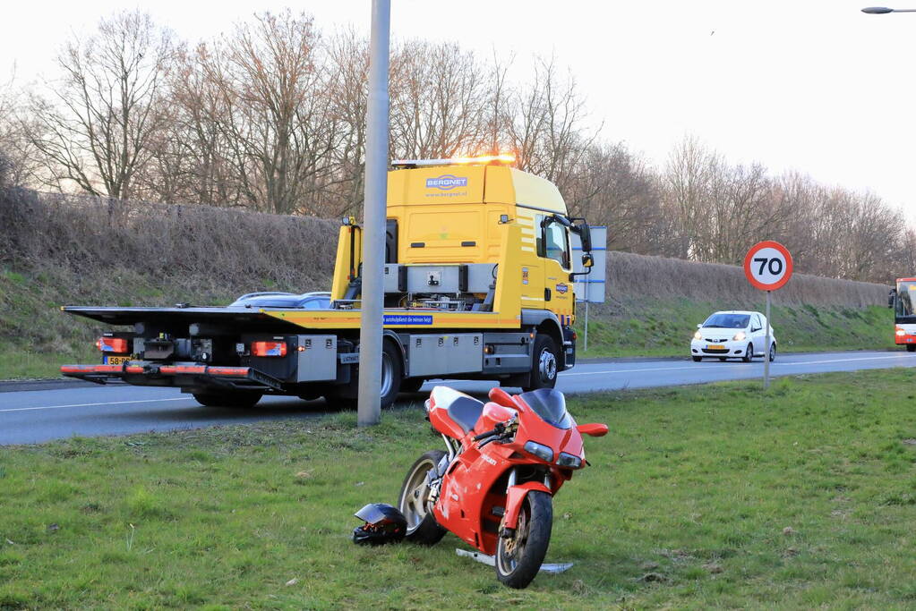 Motorrijder ernstig gewond na valpartij