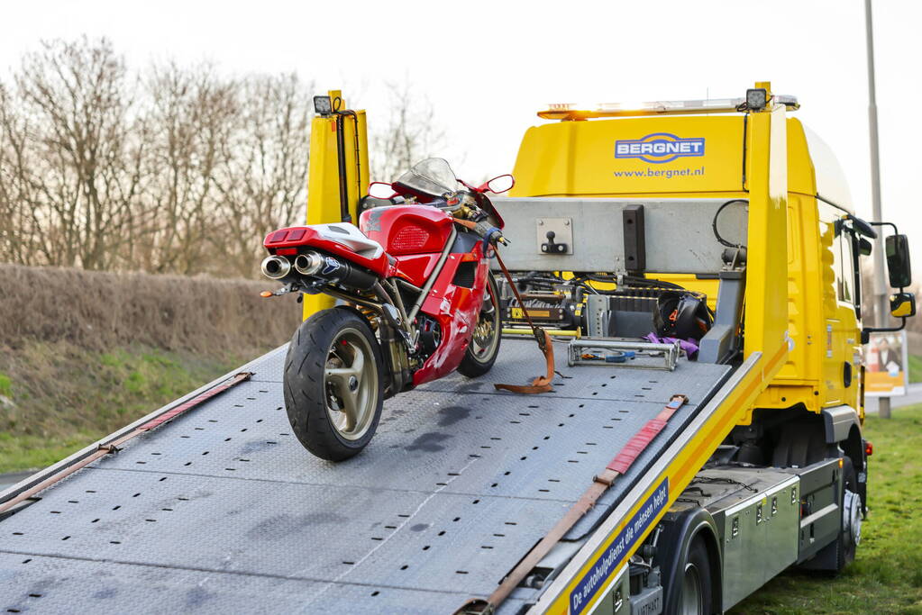 Motorrijder ernstig gewond na valpartij