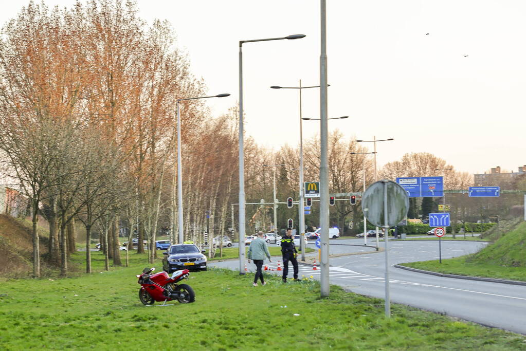 Motorrijder ernstig gewond na valpartij