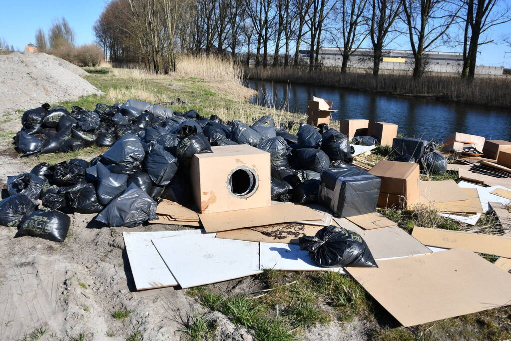 Grote hoeveelheid afval gedumpt