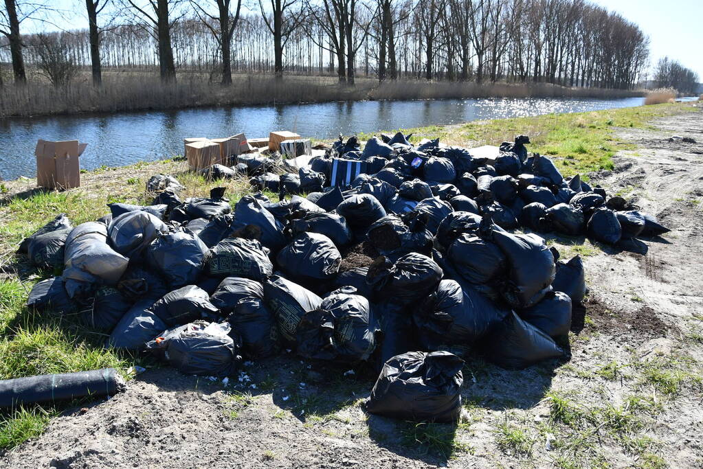 Grote hoeveelheid afval gedumpt