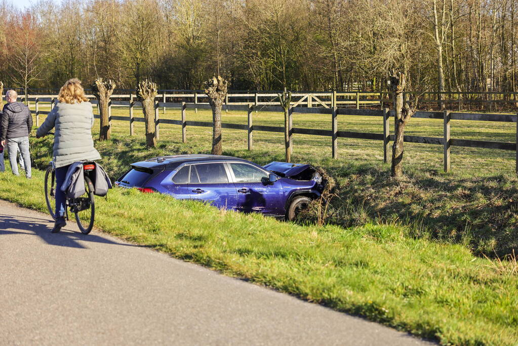 Automobilist rijdt personenauto de sloot in