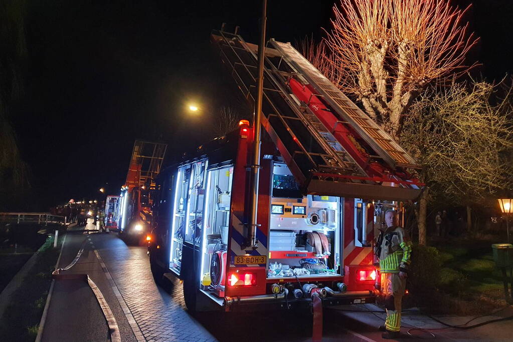 Brand in dak van villa met rietendak