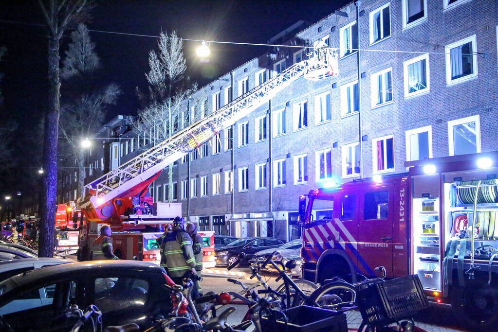 Meerdere woningen ontruimd bij grote brand