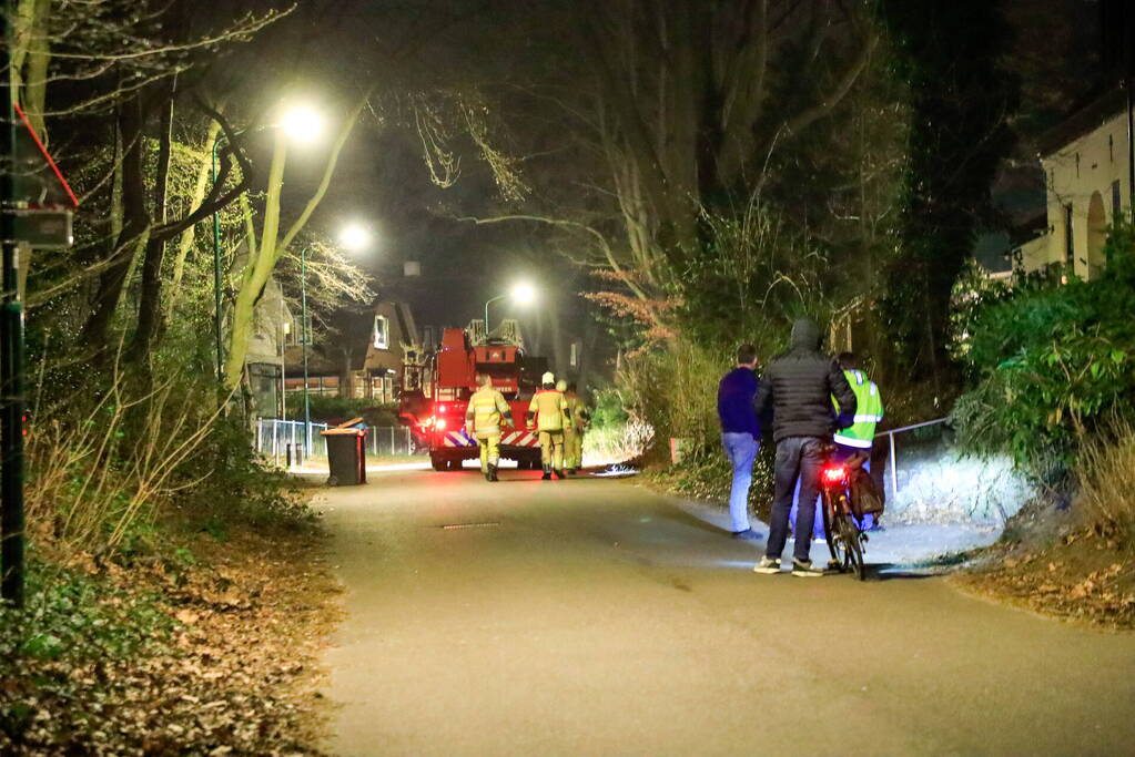 Rookontwikkeling vanwege brand in schoorsteen van woning