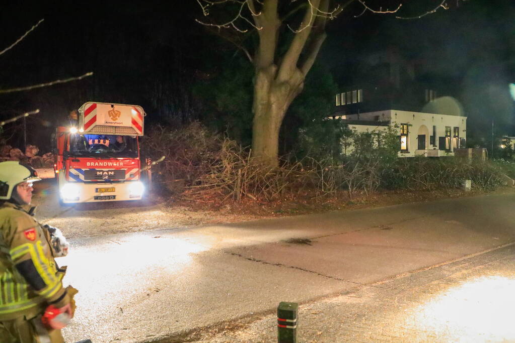 Rookontwikkeling vanwege brand in schoorsteen van woning