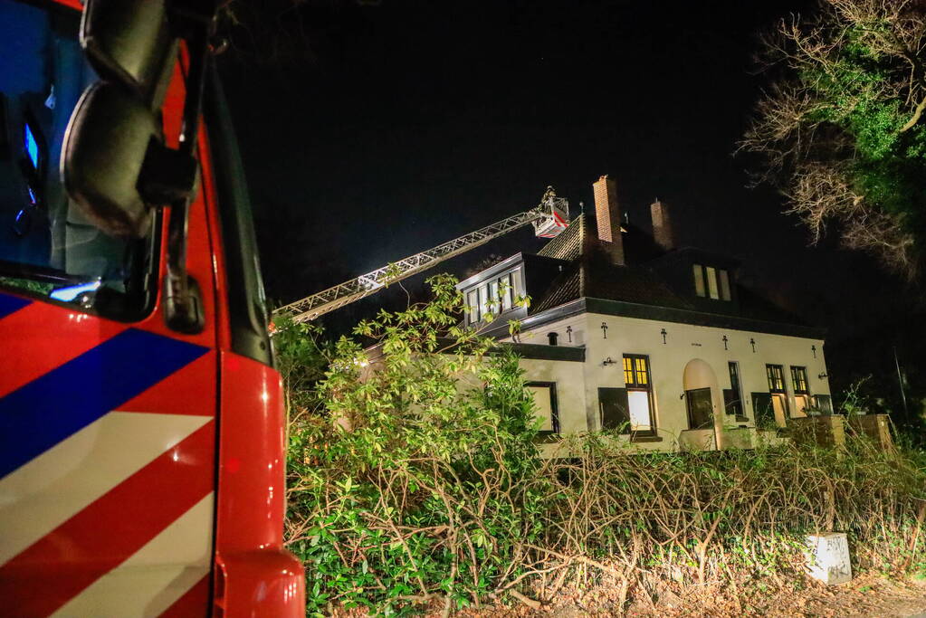 Rookontwikkeling vanwege brand in schoorsteen van woning