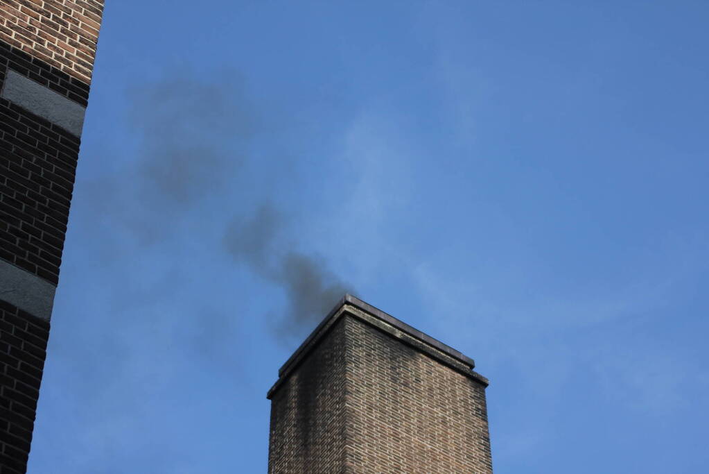 Onderzoek naar zwarte rook uit schoorsteen