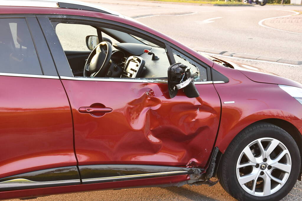 Snorfietser gewond bij botsing met auto