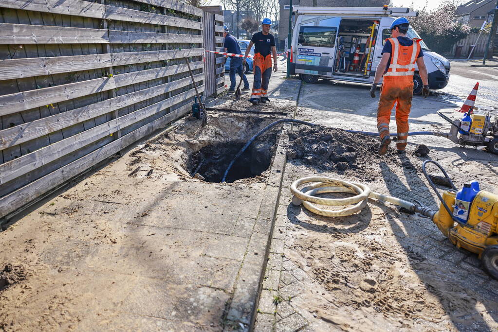 Straat blank na waterleidingbreuk