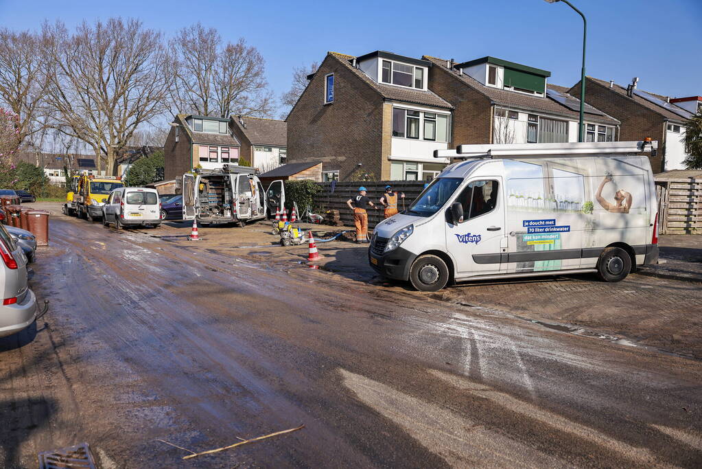 Straat blank na waterleidingbreuk