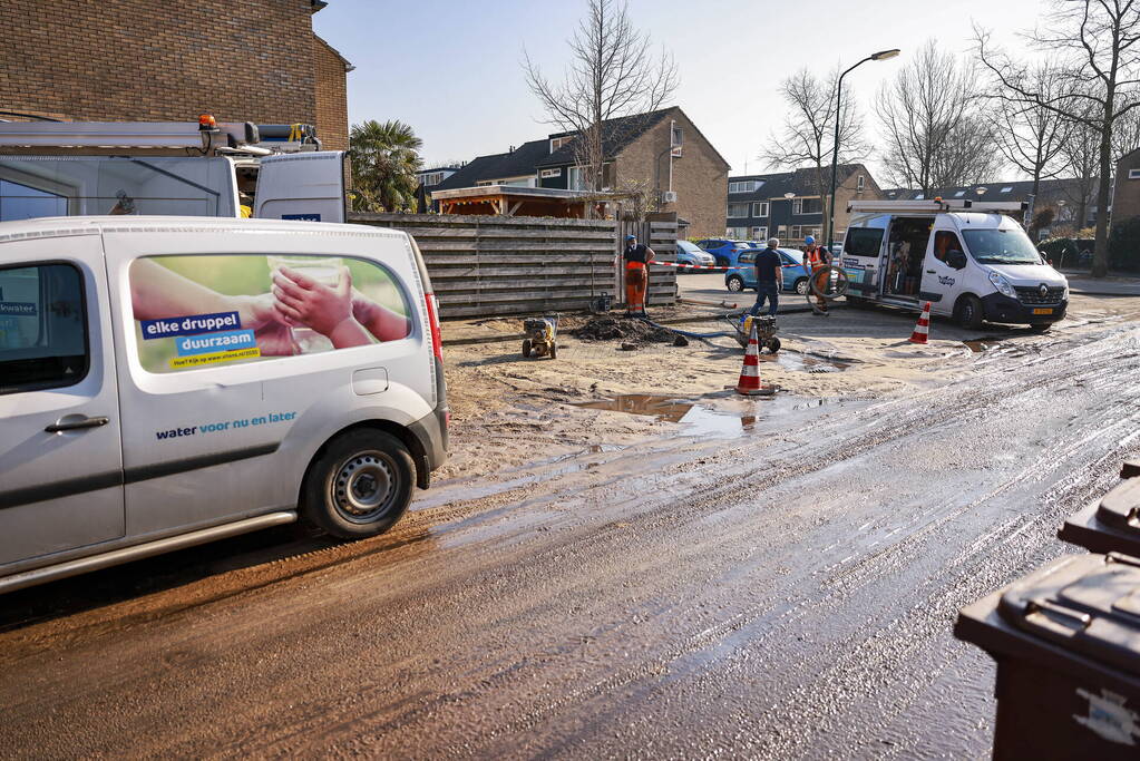 Straat blank na waterleidingbreuk