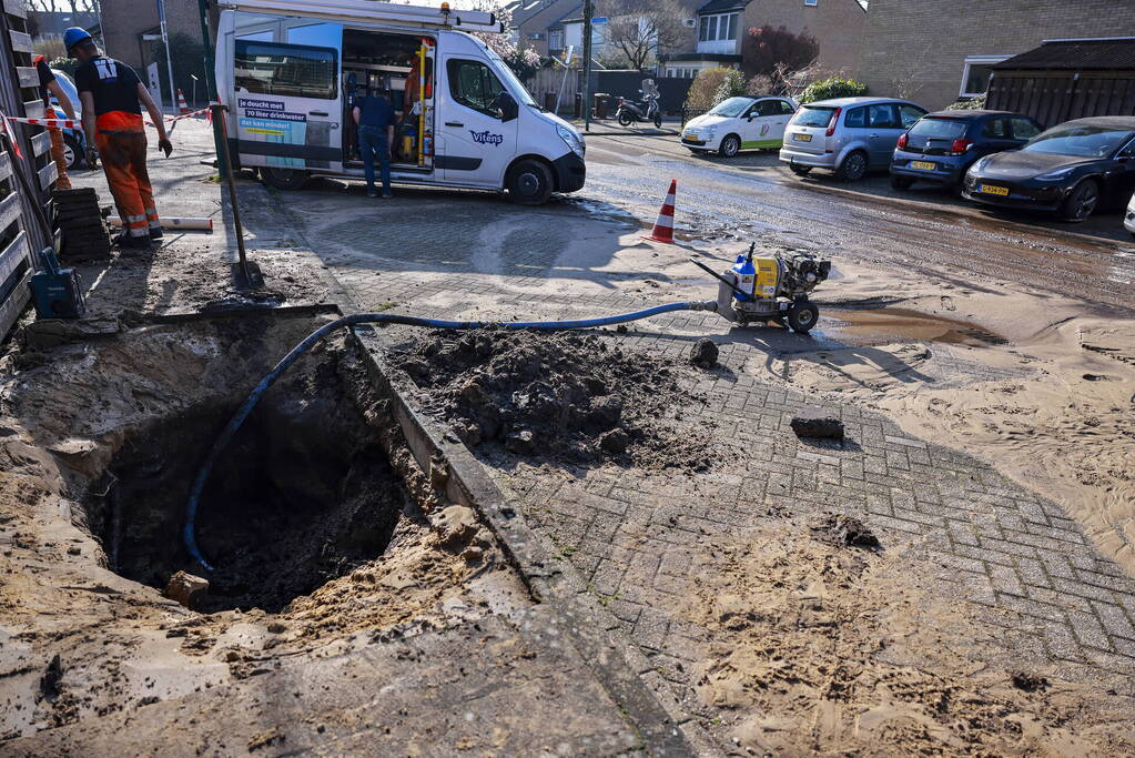 Straat blank na waterleidingbreuk