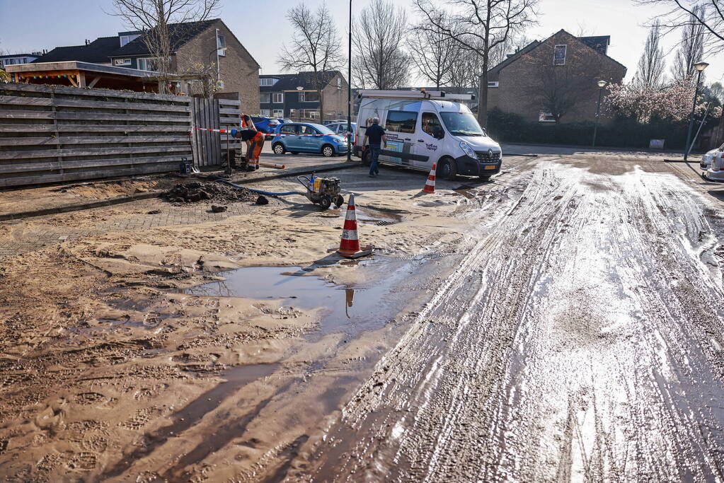 Straat blank na waterleidingbreuk