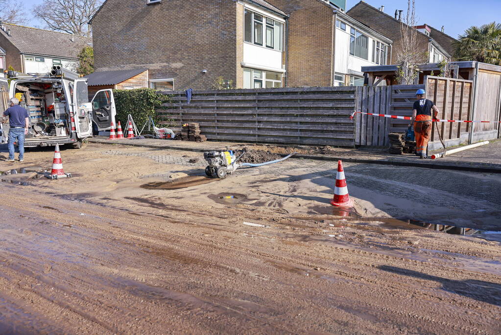 Straat blank na waterleidingbreuk