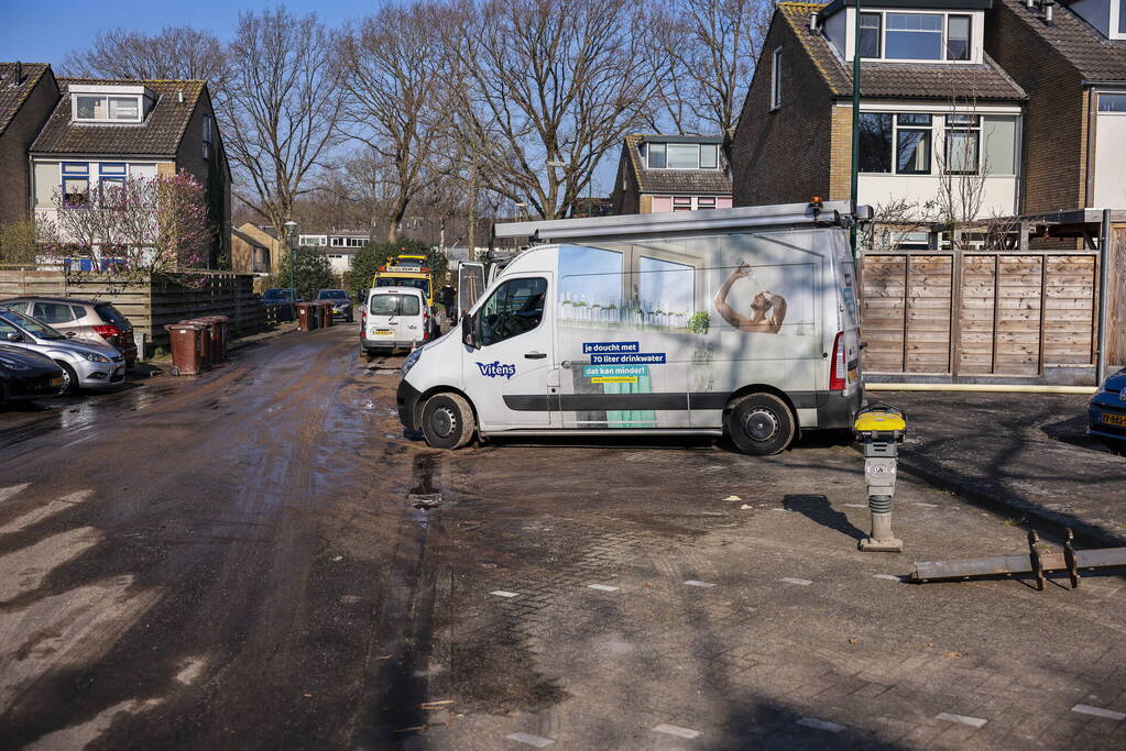 Straat blank na waterleidingbreuk