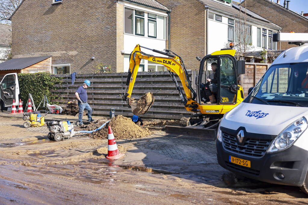 Straat blank na waterleidingbreuk