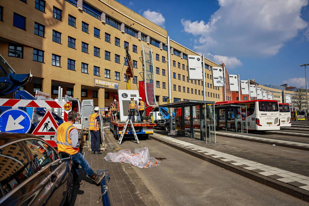 Eerste nieuwe Dris-bord opgehangen op busstation