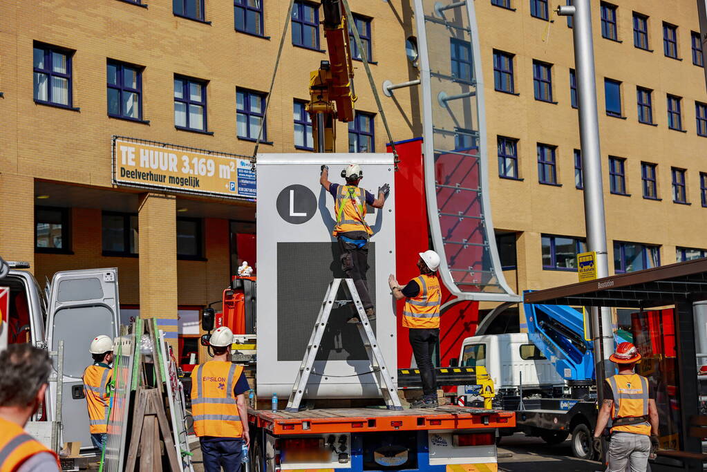 Eerste nieuwe Dris-bord opgehangen op busstation