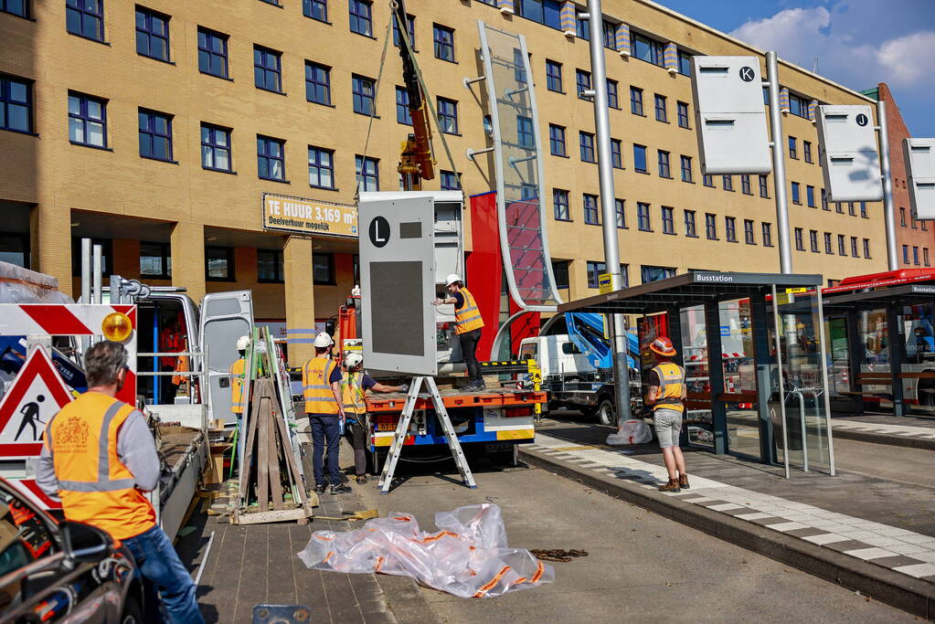 Eerste nieuwe Dris-bord opgehangen op busstation