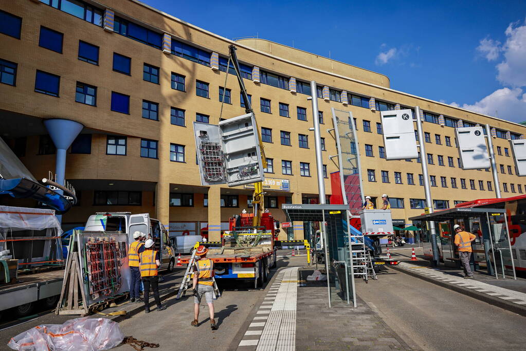 Eerste nieuwe Dris-bord opgehangen op busstation