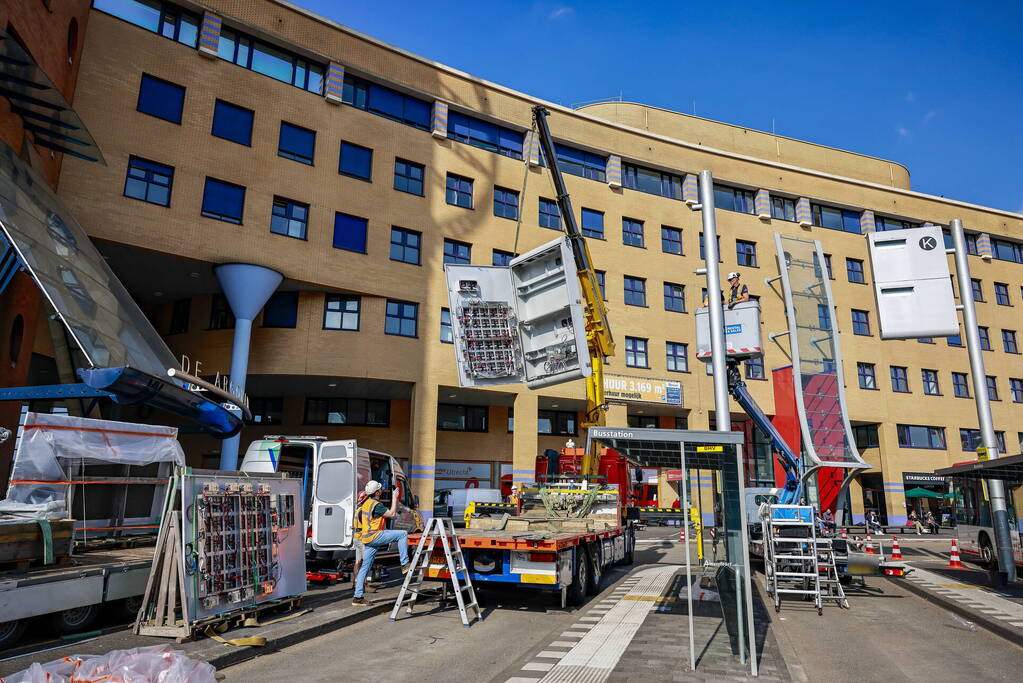 Eerste nieuwe Dris-bord opgehangen op busstation