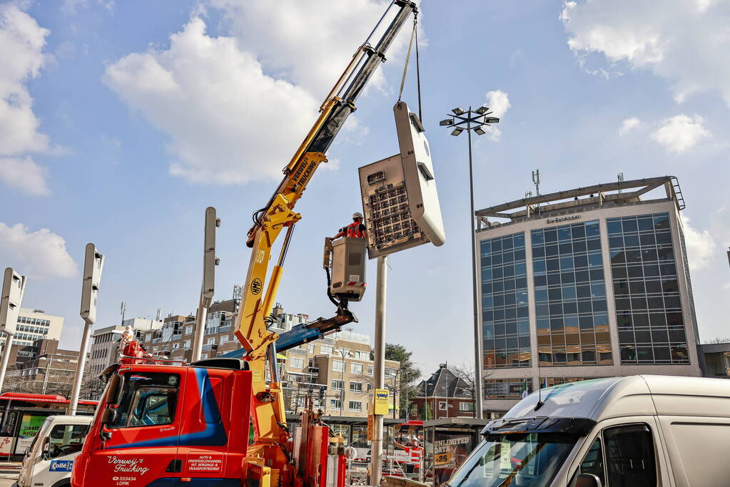 Eerste nieuwe Dris-bord opgehangen op busstation