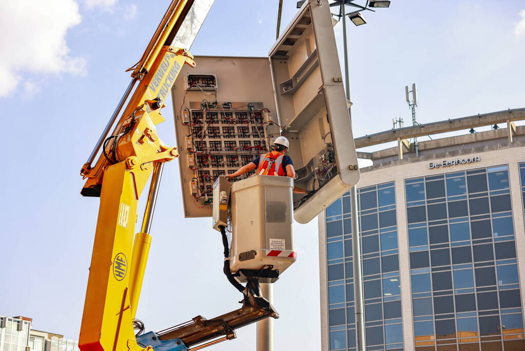 Eerste nieuwe Dris-bord opgehangen op busstation