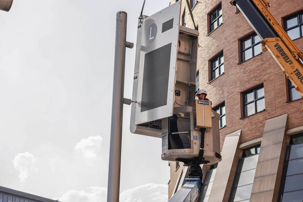 Eerste nieuwe Dris-bord opgehangen op busstation