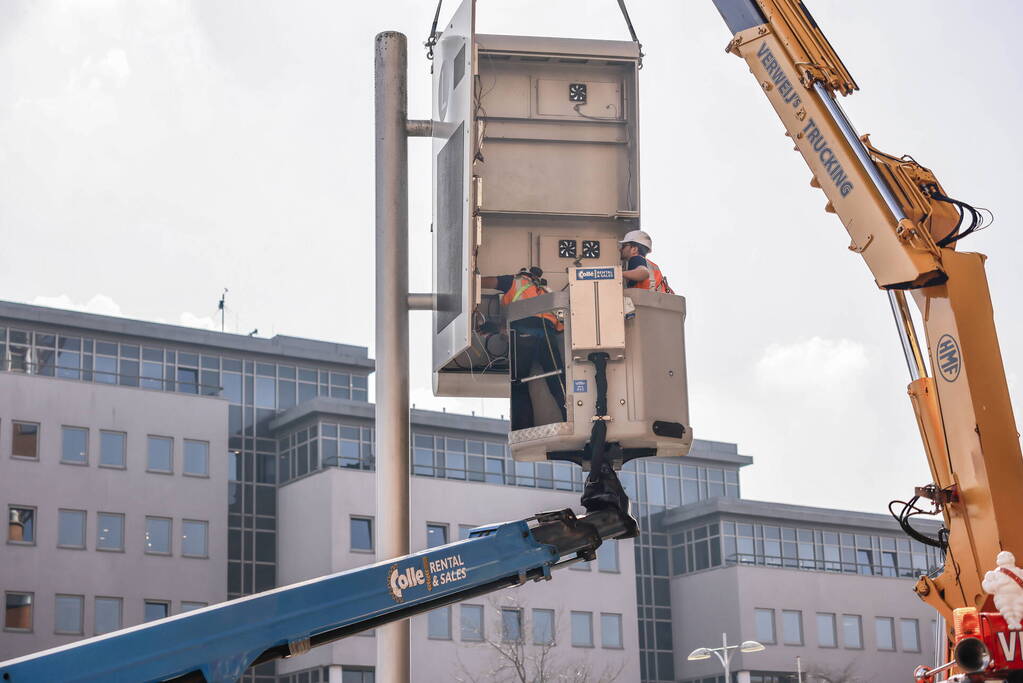 Eerste nieuwe Dris-bord opgehangen op busstation