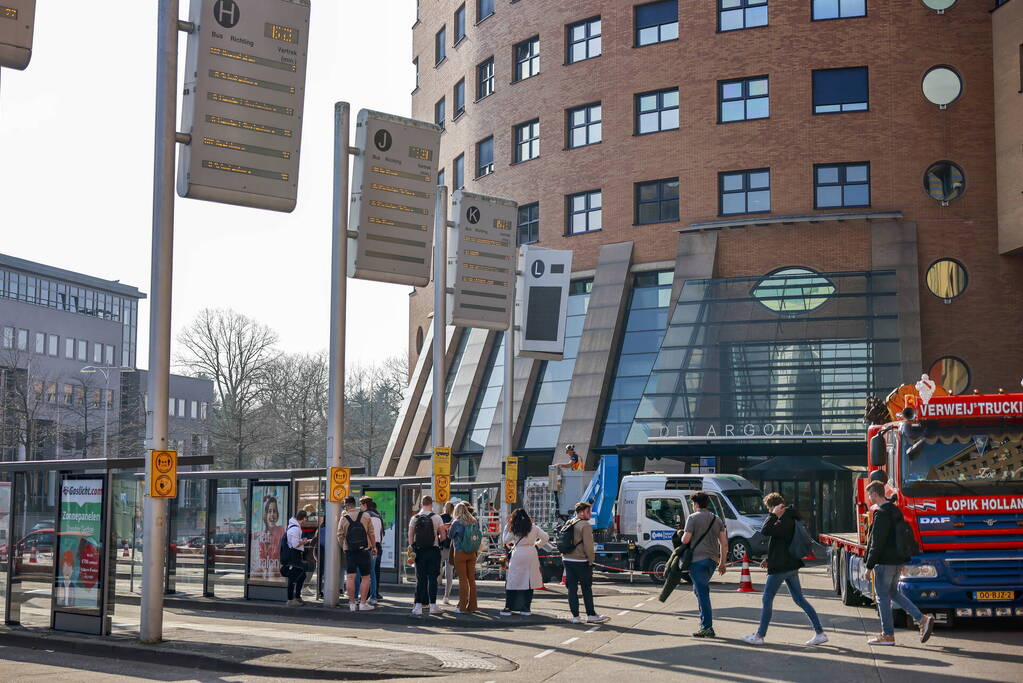 Eerste nieuwe Dris-bord opgehangen op busstation