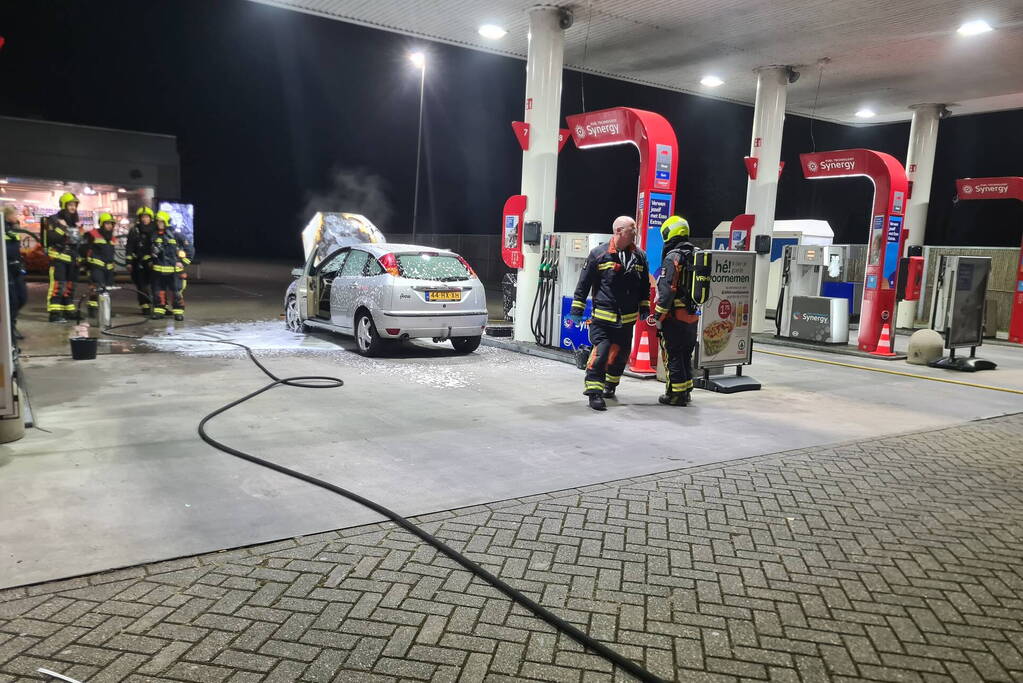 Auto vliegt in brand bij Esso tankstation