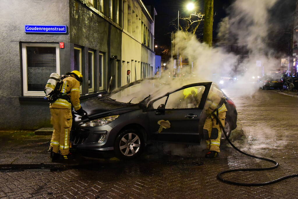 Auto brandt volledig uit