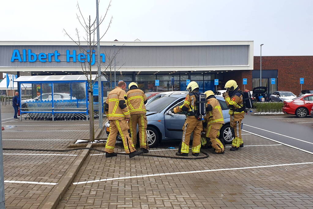 Auto vliegt in brand op parkeerplaats Albert Heijn